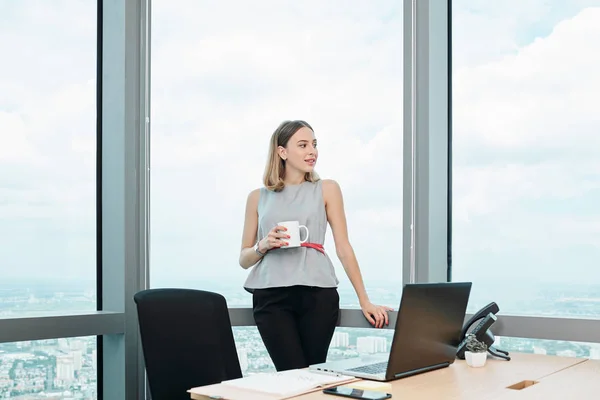 Ung Framgångsrik Affärskvinna Står Vid Stora Panorama Kontorsfönster Med Stor — Stockfoto