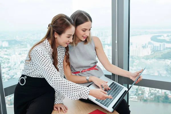 Pengusaha Wanita Yang Bersemangat Duduk Atas Meja Dengan Laptop Dan — Stok Foto