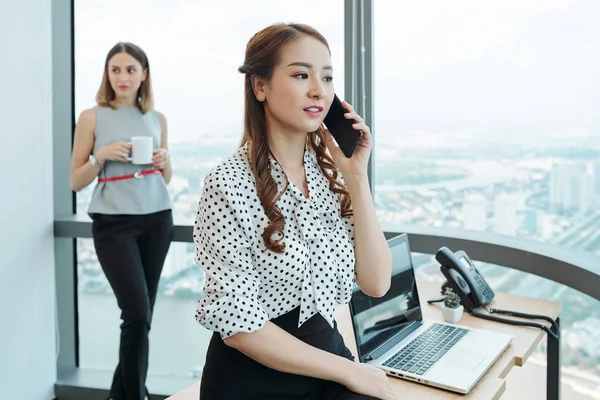Csinos Fiatal Ázsiai Női Vállalkozó Telefonál Irodában — Stock Fotó