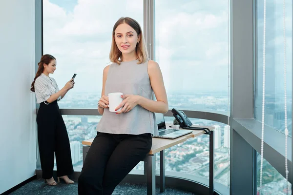 Porträtt Söt Leende Kvinnlig Entreprenör Sitter Kanten Hennes Skrivbord Och — Stockfoto