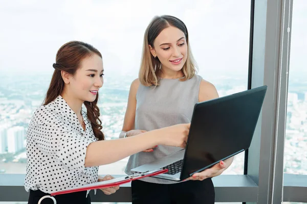 Eccitate Donne Affari Che Esaminano Rapporto Vendita Sullo Schermo Del — Foto Stock