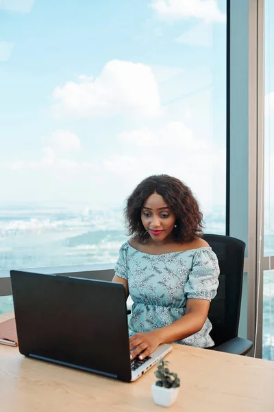 Young Female Entrepreneur Sitting Office Desk Working Laptop Reading Mails — Stock Photo, Image