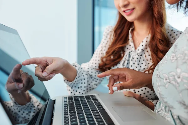 Geschäftsfrauen Mit Laptop Und Zeigefinger Auf Monitor — Stockfoto