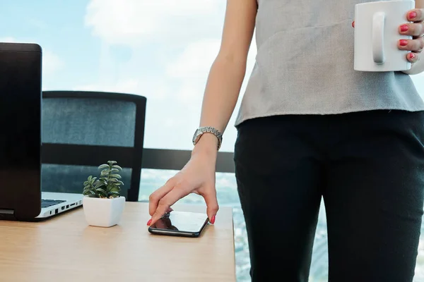 Cropped Image Female Entrepreneur Standing Next Her Desk Big Mug — Stock Photo, Image