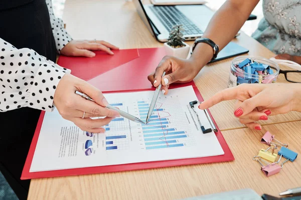 Handen Van Vrouwelijke Managers Die Wijzen Het Laagste Punt Van — Stockfoto