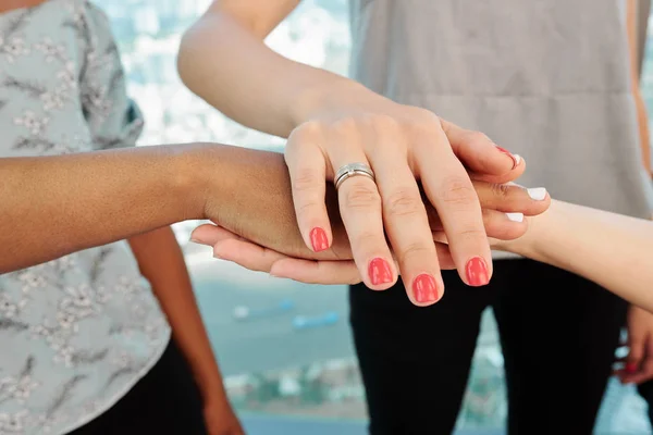 Dłonie Młodych Kobiet Przedsiębiorców Układających Ręce Aby Wyrazić Jedność Współpracę — Zdjęcie stockowe