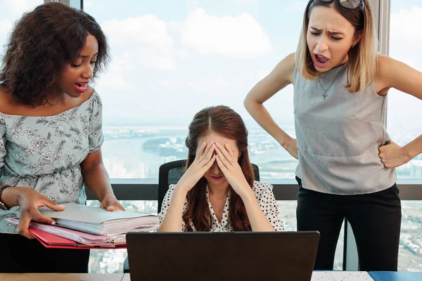 Woedende Zakenvrouwen Schreeuwen Naar Jonge Vrouw Tranen Zittend Aan Geopende — Stockfoto