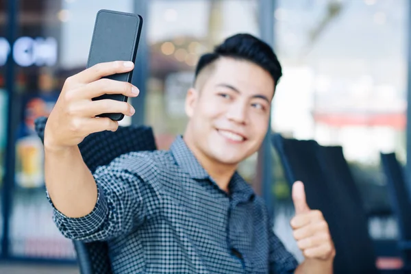 Bonito Jovem Asiático Homem Mostrando Polegar Para Cima Tomar Selfie — Fotografia de Stock