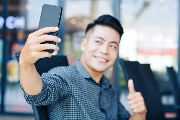 Schöner Junger Asiatischer Mann Zeigt Daumen Nach Oben Wenn Freien — Stockfoto