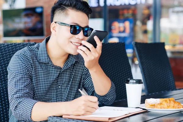 Jovem Sorridente Gravando Mensagem Voz Tomar Café Manhã Trabalhar Mesa — Fotografia de Stock