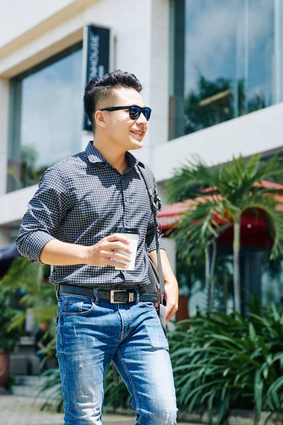Portrét Usmívajícího Mladého Asijského Muže Stojícího Ulici Šálkem Kávy Ruce — Stock fotografie