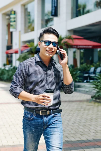 Retrato Joven Asiático Positivo Caminando Por Calle Tomando Café Llamando —  Fotos de Stock