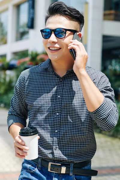 Feliz Joven Asiático Hombre Gafas Sol Pie Calle Beber Sacar —  Fotos de Stock