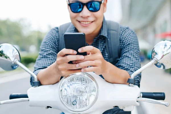 Heureux Jeune Homme Asiatique Lunettes Soleil Assis Sur Scooter Vérifier — Photo