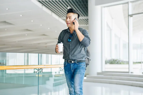 Joven Asiático Caminando Edificio Oficinas Hablando Hone — Foto de Stock