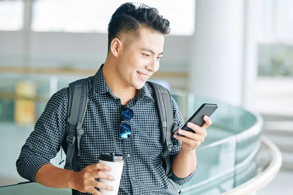 Positivo Jovem Asiático Bebendo Tirar Café Ler Mensagens Texto Seu — Fotografia de Stock