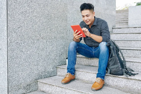 Sorrindo Jovem Estudante Vietnamita Sentado Passos Com Mochila Usando Aplicativo — Fotografia de Stock