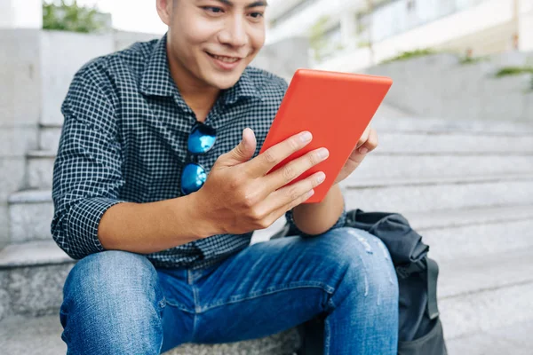 Positieve Jonge Aziatische Universiteit Student Zitten Buiten Lezen Boek Voor — Stockfoto