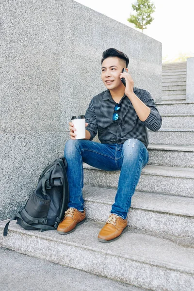 Jóképű Ázsiai Férfi Aki Lépcsőn Kávét Iszik Telefonál — Stock Fotó