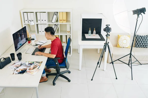 Kreativní Mladý Vietnamský Freelance Designér Pracující Počítači Stolu Svém Domácím — Stock fotografie