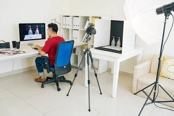 Fotógrafo Creativo Retocando Una Foto Botellas Vidrio Que Hizo Estudio —  Fotos de Stock