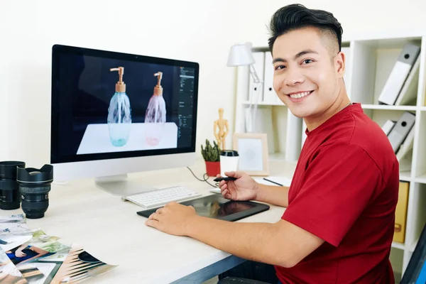 Veselý Mladý Vietnamský Profesionální Designér Pracující Grafickém Tabletu Vizualizaci Pro — Stock fotografie