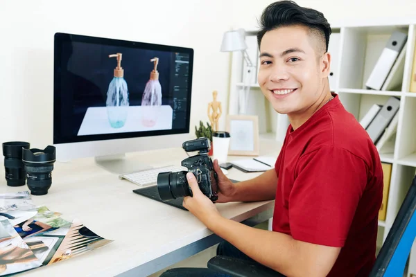 Portré Mosolygós Boldog Fiatal Ázsiai Fotós Asztalnál Digitális Fényképezőgép Kezében — Stock Fotó