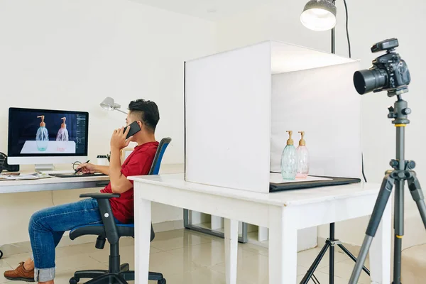 Fotógrafo Retocando Foto Dispensadores Jabón Vidrio Hablando Por Teléfono Con —  Fotos de Stock