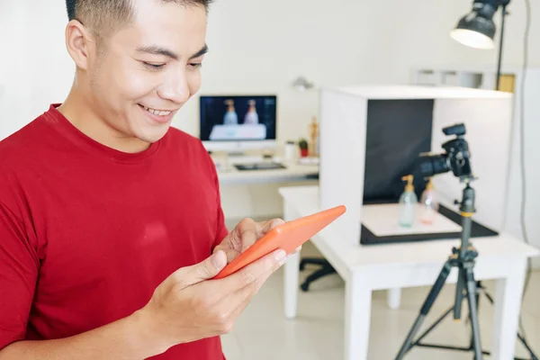 Neşeli Vietnamlı Fotoğrafçı Müşterilerin Postalarını Kontrol Etmek Için Tablet Bilgisayar — Stok fotoğraf