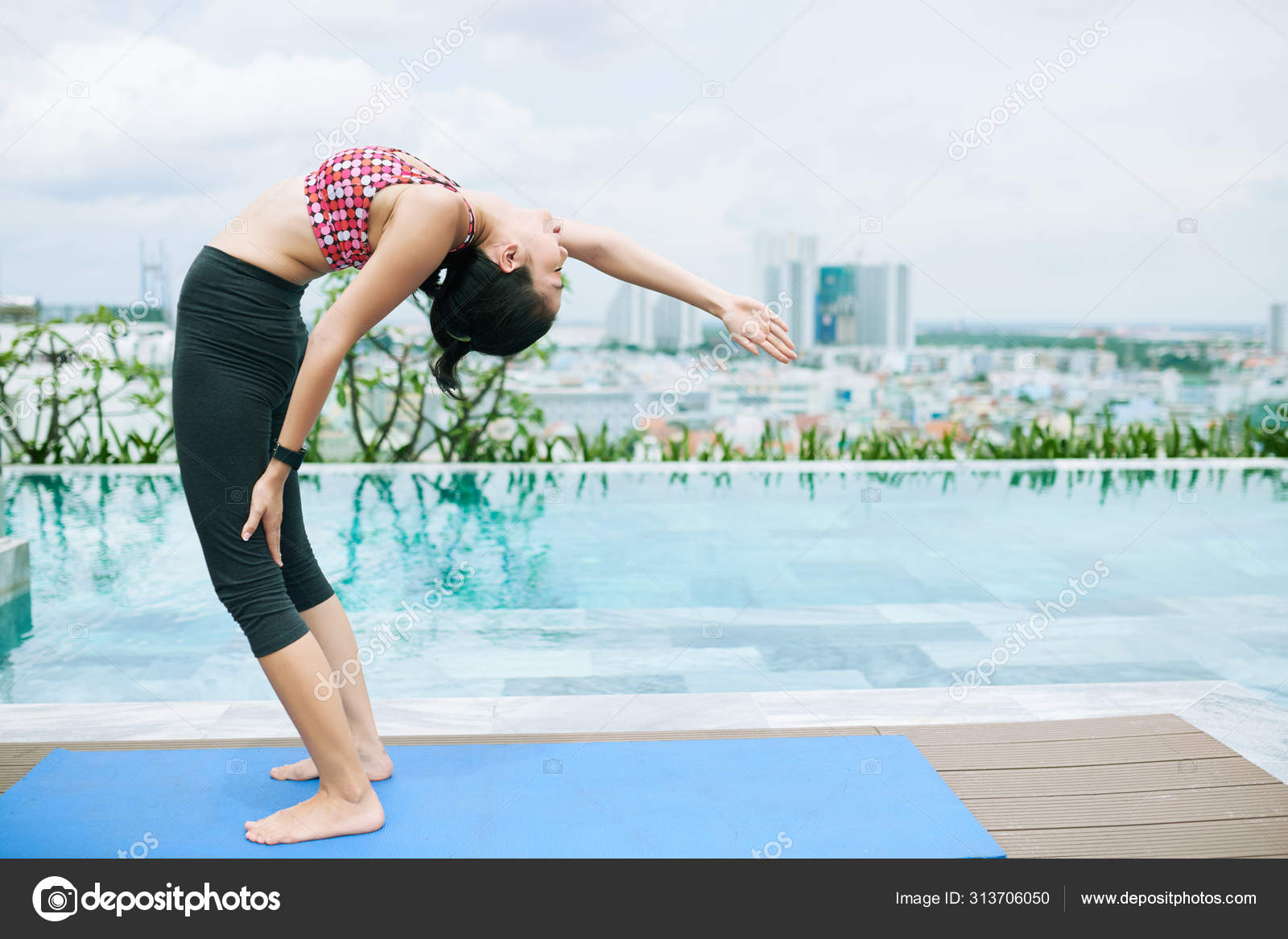 Joven hermosa mujer asiática en ropa deportiva haciendo yoga al