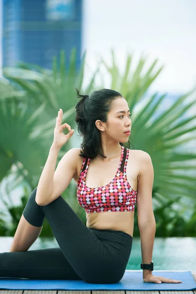 스포츠 의상을 아시아의 여자가 운동용 매트에 공기를 마시며 긴장을 — 스톡 사진