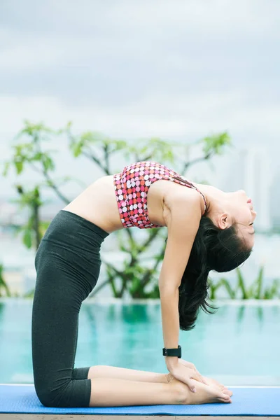 Asiático Mulher Flexível Fazendo Ioga Tapete Exercício Perto Piscina Livre — Fotografia de Stock