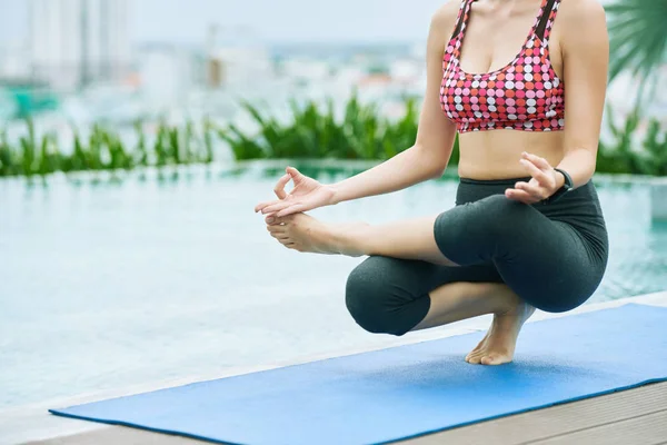 Közelkép Fiatal Meditáló Jóga Pózt Testmozgás Szőnyeg Közelében Medence Mellett — Stock Fotó