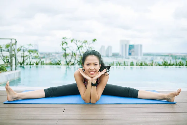 Portret Szczęśliwej Azjatki Siedzącej Macie Ćwiczeń Uśmiechniętej Kamery Podczas Treningu — Zdjęcie stockowe
