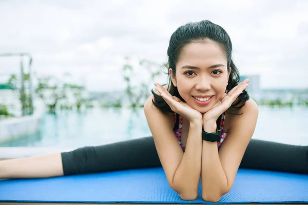 Retrato Menina Bonita Asiática Sorrindo Para Câmera Enquanto Faz Exercício — Fotografia de Stock