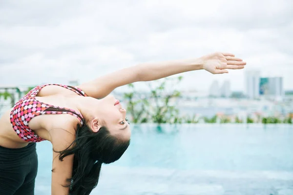 Asiatico Giovane Donna Stretching Suo Corpo Ginnastica Vicino Alla Piscina — Foto Stock