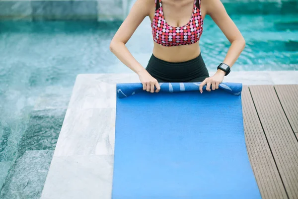 Detailní Záběr Mladé Ženy Rolování Cvičení Podložka Sportovním Tréninku Blízkosti — Stock fotografie