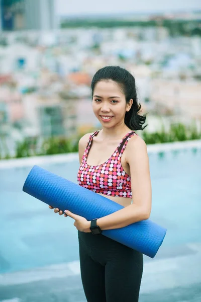 Retrato Mulher Jovem Asiática Com Tapete Exercício Sorrindo Para Câmera — Fotografia de Stock