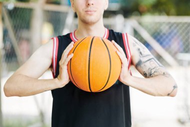 Basketbolcunun görüntüsü kameraya top atmaya hazır. 