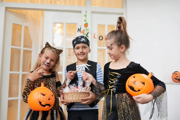 Kostümlü Çocukların Portresi Ellerinde Sepetle Şeker Fenerlerle Cadılar Bayramı Partisine — Stok fotoğraf