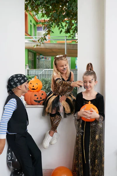 Groep Kinderen Gekleed Kostuums Hebben Plezier Samen Tijdens Halloween Feest — Stockfoto