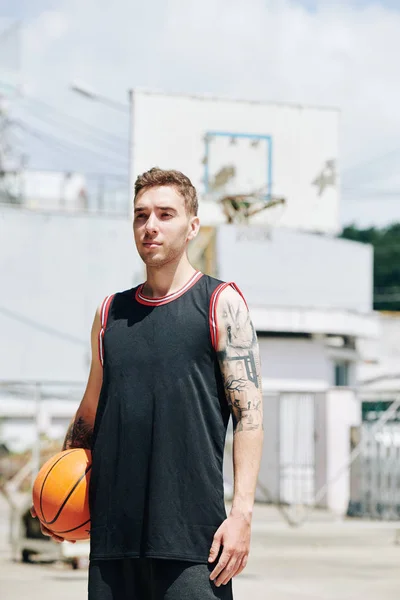 Portret Van Een Knappe Jonge Basketbalspeler Die Het Veld Staat — Stockfoto