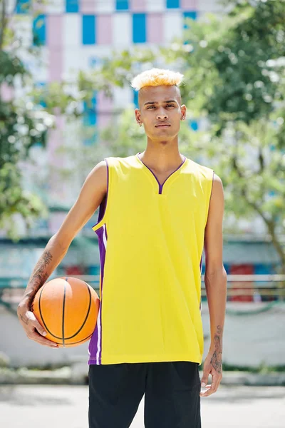 Havalı Saç Stili Olan Genç Ciddi Bir Sporcu Basketbol Topunu — Stok fotoğraf