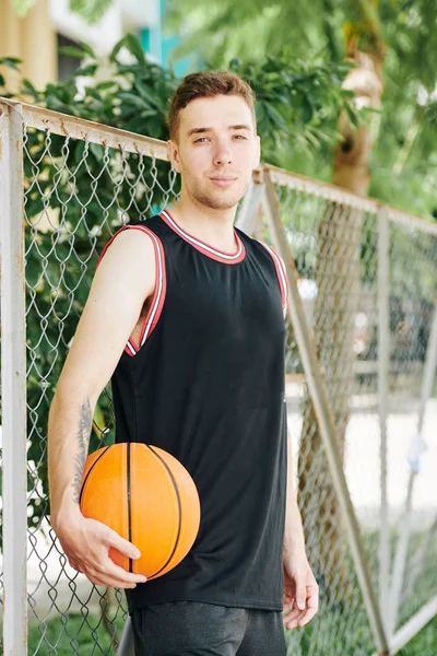 Jovem Bonito Positivo Uniforme Esportes Preto Rede Torno Quadra Basquete — Fotografia de Stock