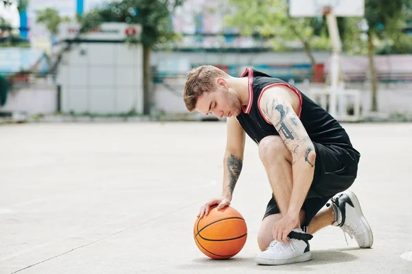 Grave Giovane Sportivo Forma Legare Scarpe Prima Della Partita Basket — Foto Stock