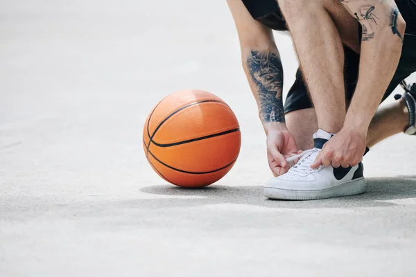 Imagen Primer Plano Del Jugador Baloncesto Atando Zapatos Deportivos Cancha — Foto de Stock