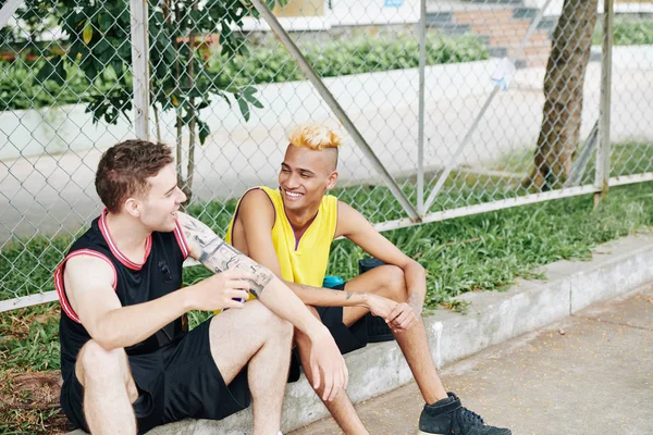 Vrolijke Vrienden Lachen Discussiëren Spel Het Spelen Van Basketbal Het — Stockfoto
