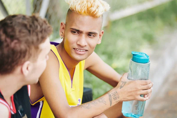 Young Black Man Med Fashionabla Frisyr Dricksvatten Från Flaskan Och — Stockfoto