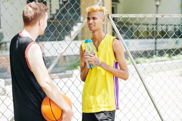 Mladý Vysoký Basketbalista Pití Vody Mluvení Během Přestávky Mezi Čtvrťáky — Stock fotografie