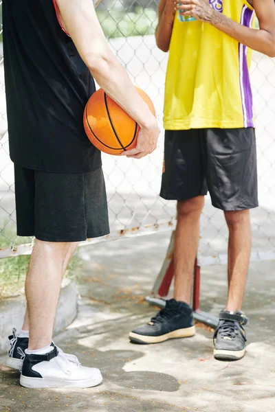 Oříznutý Obraz Basketbalistů Uniformě Stojící Venkovním Hřišti Diskutující Hru — Stock fotografie